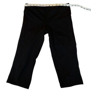 Black GapFit athletic 3/4 length black leggings size Medium